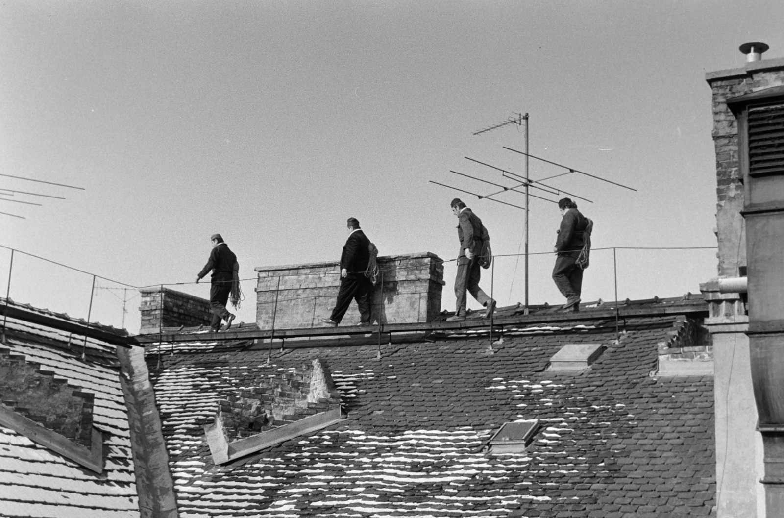 Magyarország, Budapest VII., a Fővárosi Kéményseprő Vállalat VII. kerületi kirendeltségének kéményseprői., 1983, Kanyó Béla, kéményseprő, Budapest, Fortepan #269370