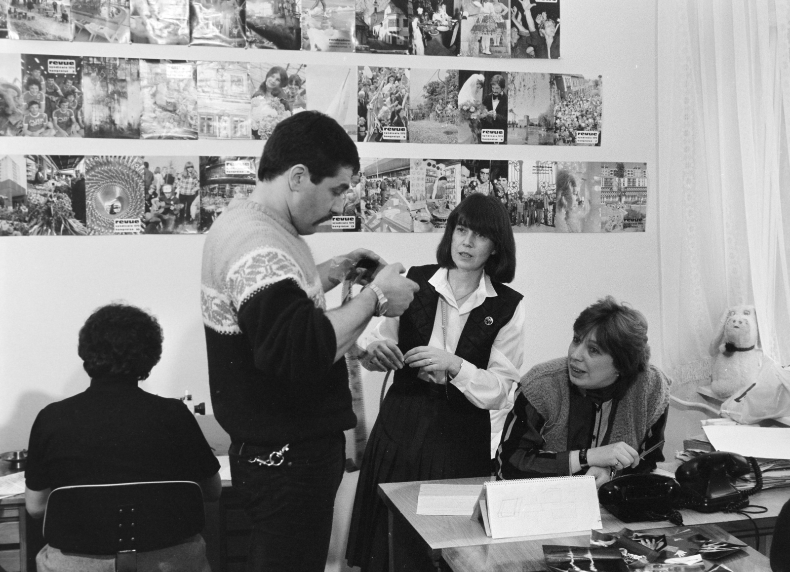 Hungary, Gaál Zoltán fotóriporter, Nándori Emőke olvasószerkesztő, Hollai Andrea újságíró., 1986, Kanyó Béla, photography, office, film roll, picture in picture, Fortepan #269376