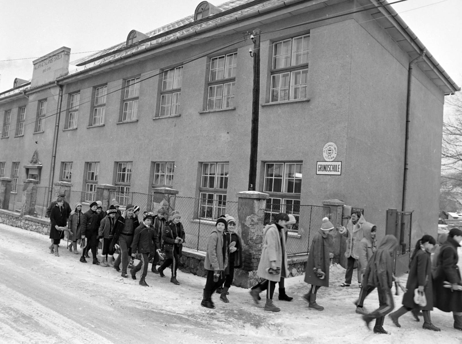 Hungary, Kossuth Lajos utca 6., a felvétel az általános iskola előtt készült., 1982, Kanyó Béla, Fortepan #269377