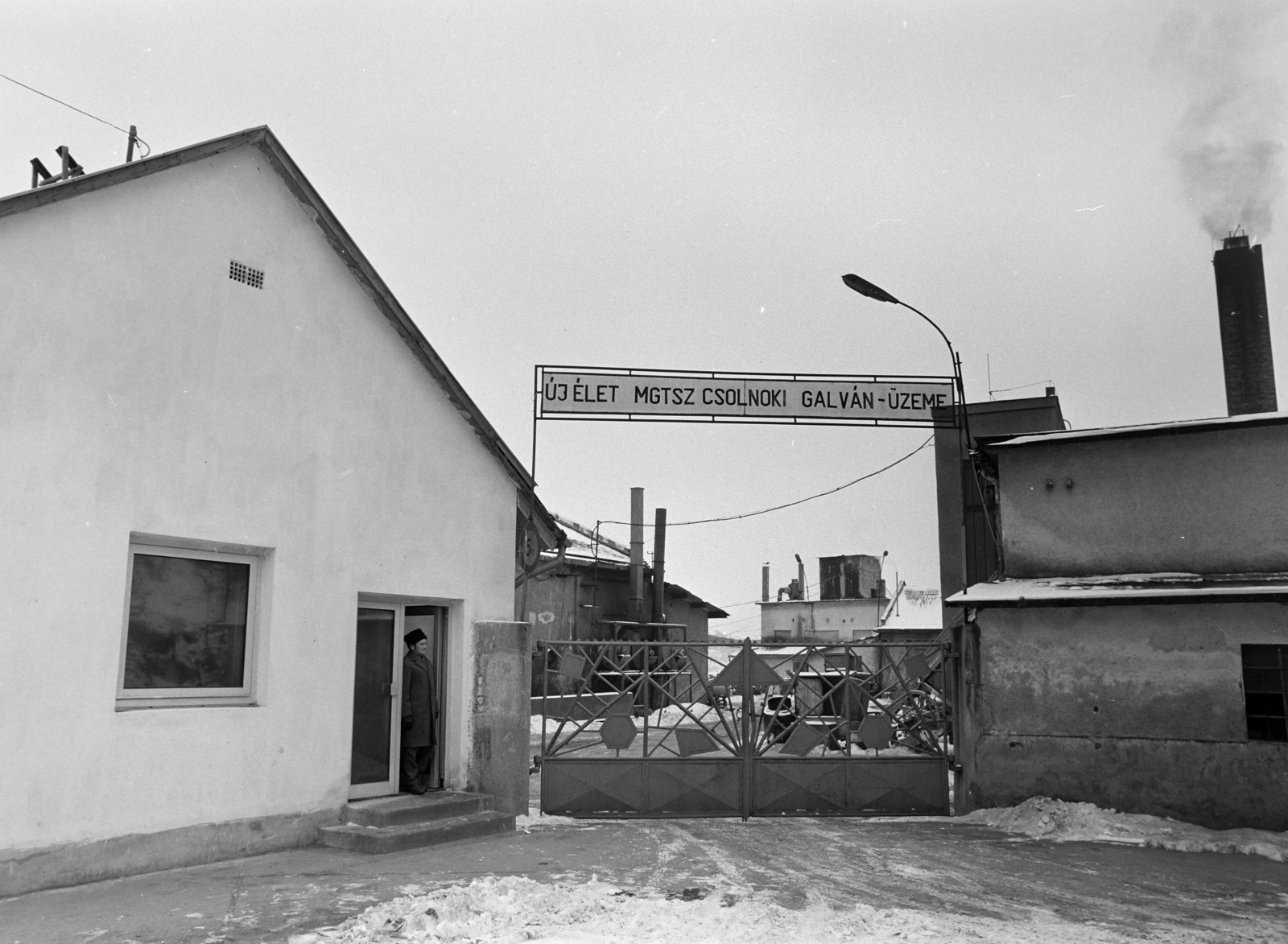 Magyarország, Csolnok, Petőfi út 90., az Új élet MgTsz galvánüzeme., 1982, Kanyó Béla, bejárat, kapu, Best of, Fortepan #269378