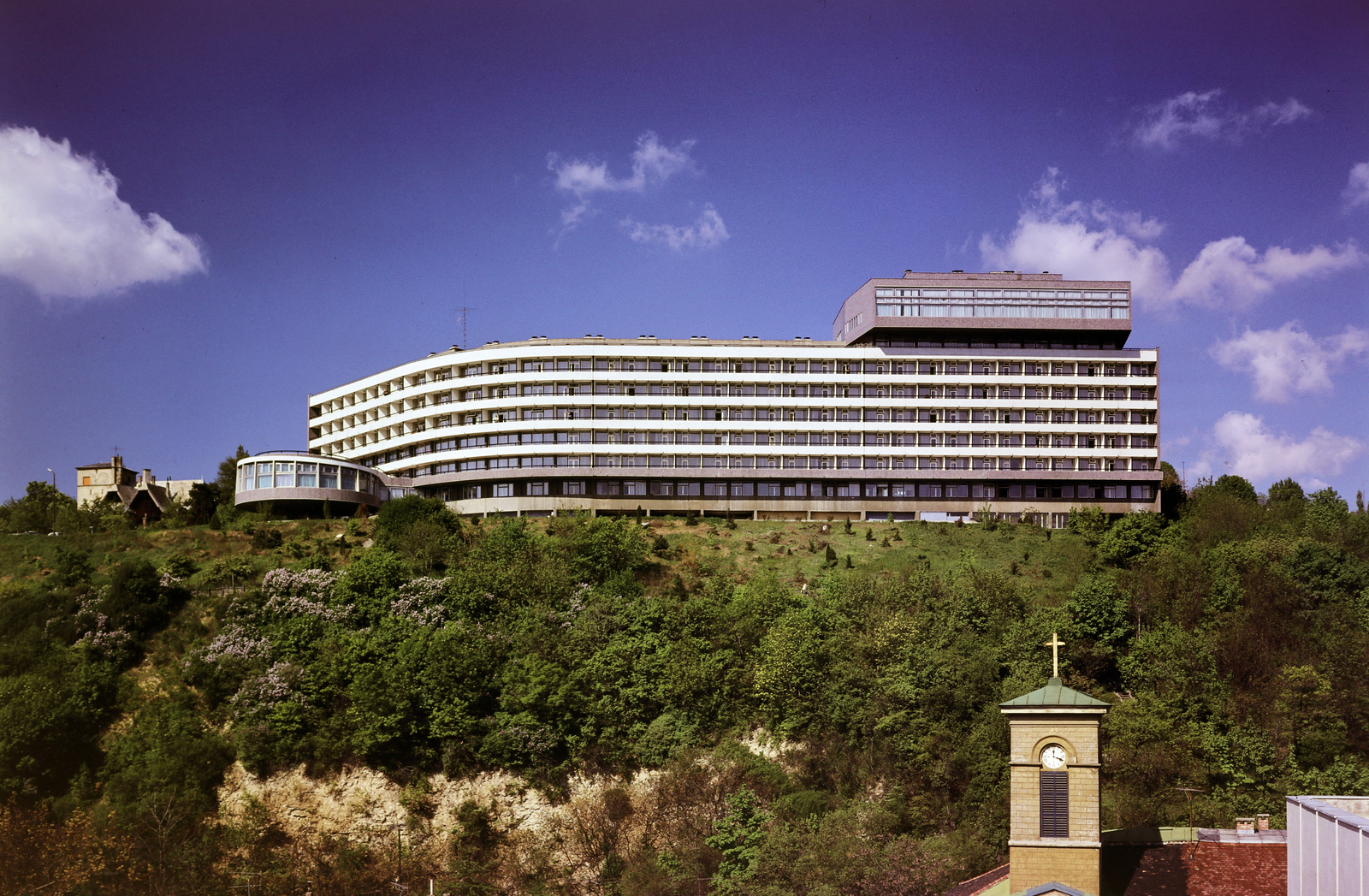 Hungary, Budapest II., SZOT szálló, előtérben a Császárfürdői Szent István-kápolna tornya., 1984, Kanyó Béla, Budapest, Fortepan #269397