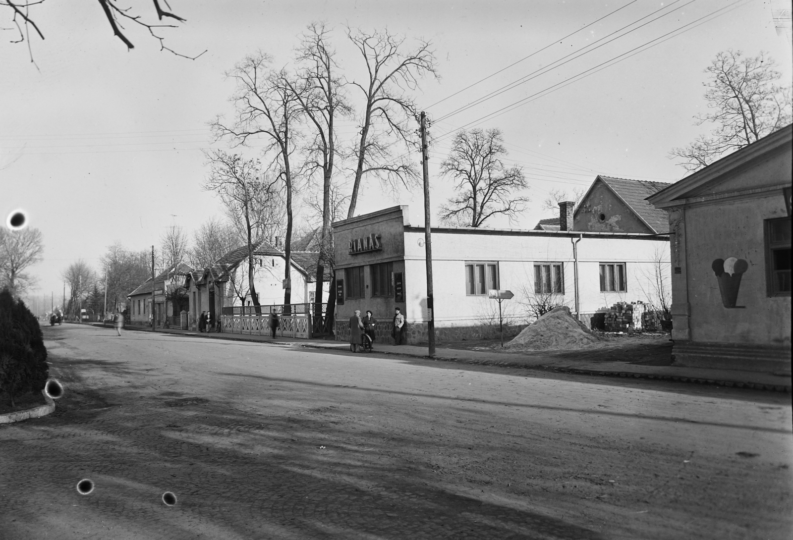Hungary,Lake Balaton, Fonyód, Ady Endre út, üzletsor, Rianás étterem., 1959, UVATERV, street view, aerial wire, ice cream seller, bicycle, Fortepan #2694