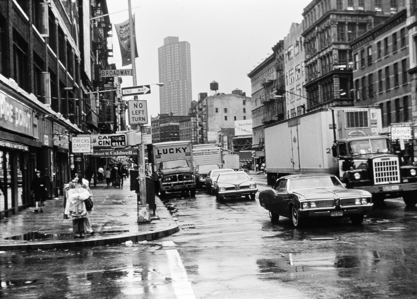 USA, New York, Manhattan, a Canal Street a Broadway felől, a távolban a Confucius Plaza Apartments toronyház., 1980, Kanyó Béla, street view, high-rise building, Fortepan #269416