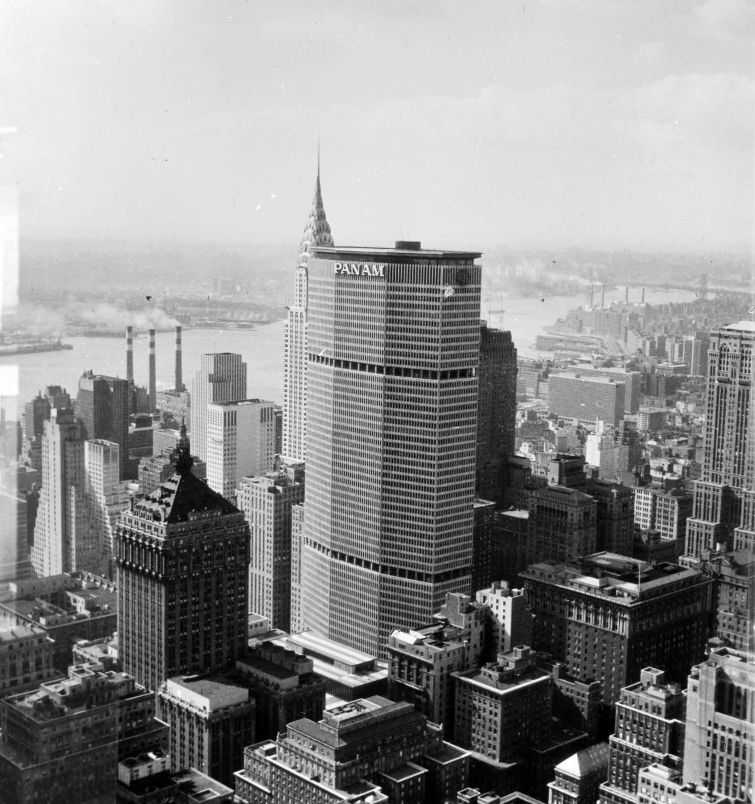 Amerikai Egyesült Államok, New York, Manhattan, látkép a Rockefeller Center kilátóteraszáról. Középen a Pan Am (később MetLife) Building, mögötte takarva a Chrysler Building., 1980, Kanyó Béla, madártávlat, felhőkarcoló, Fortepan #269426