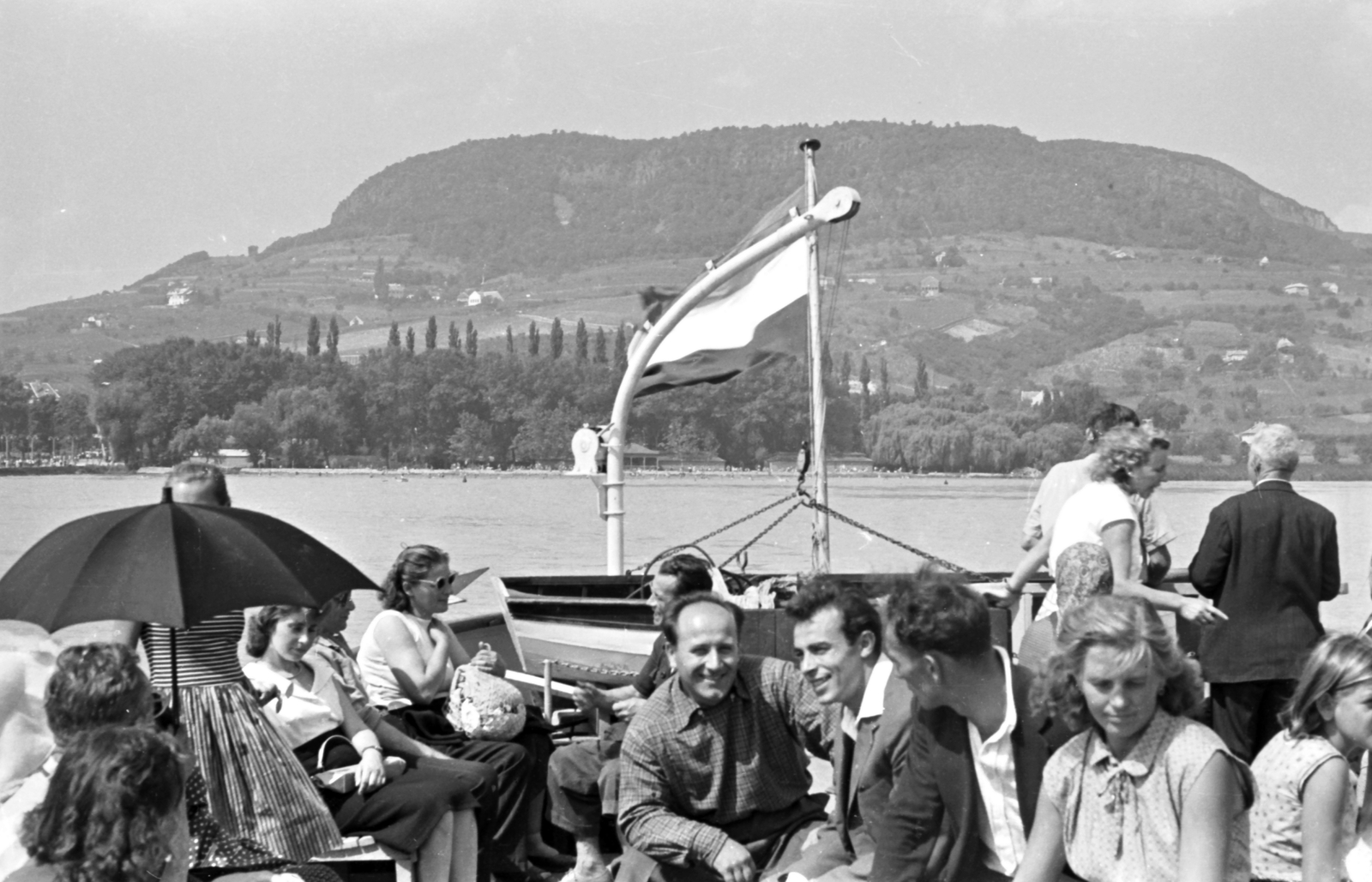 Hungary,Lake Balaton, Badacsonytomaj, 1955, Baráth Endre, flag, mountain, passenger, Fortepan #26944