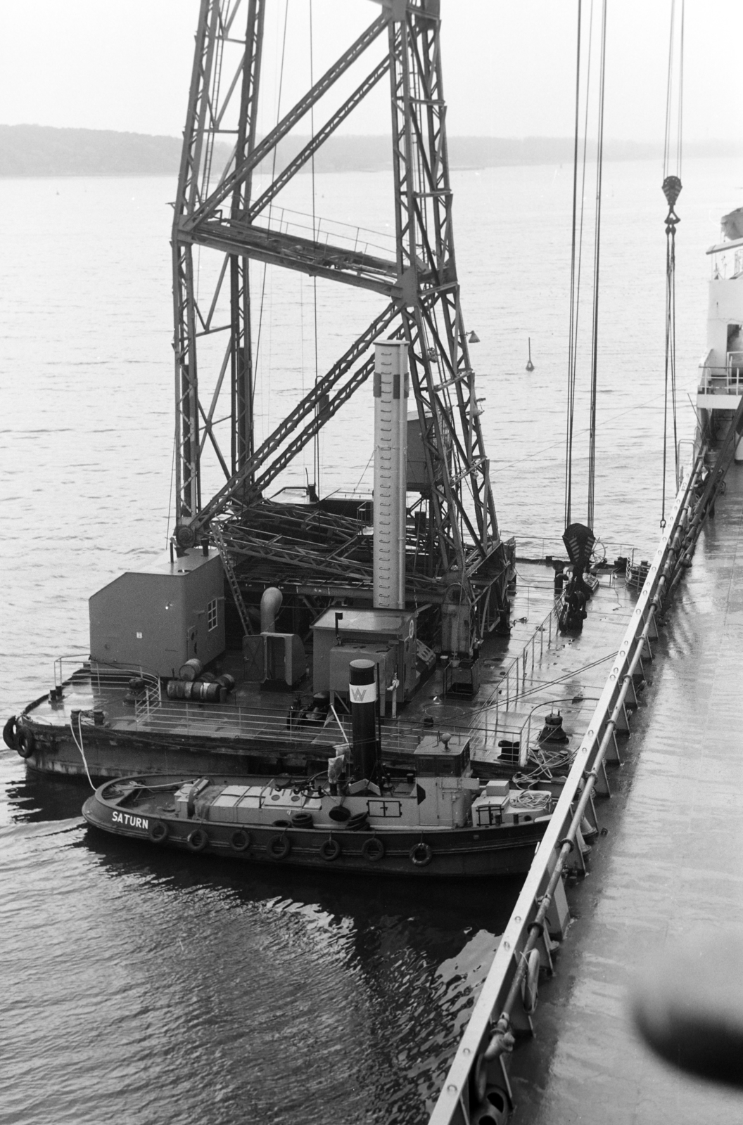 Germany, Rostock, rálátás a Saturn vontatóhajóra és egy hajódarura a a Dresden múzeumhajó fedélzetéről., 1972, Kohut család, GDR, Fortepan #269445