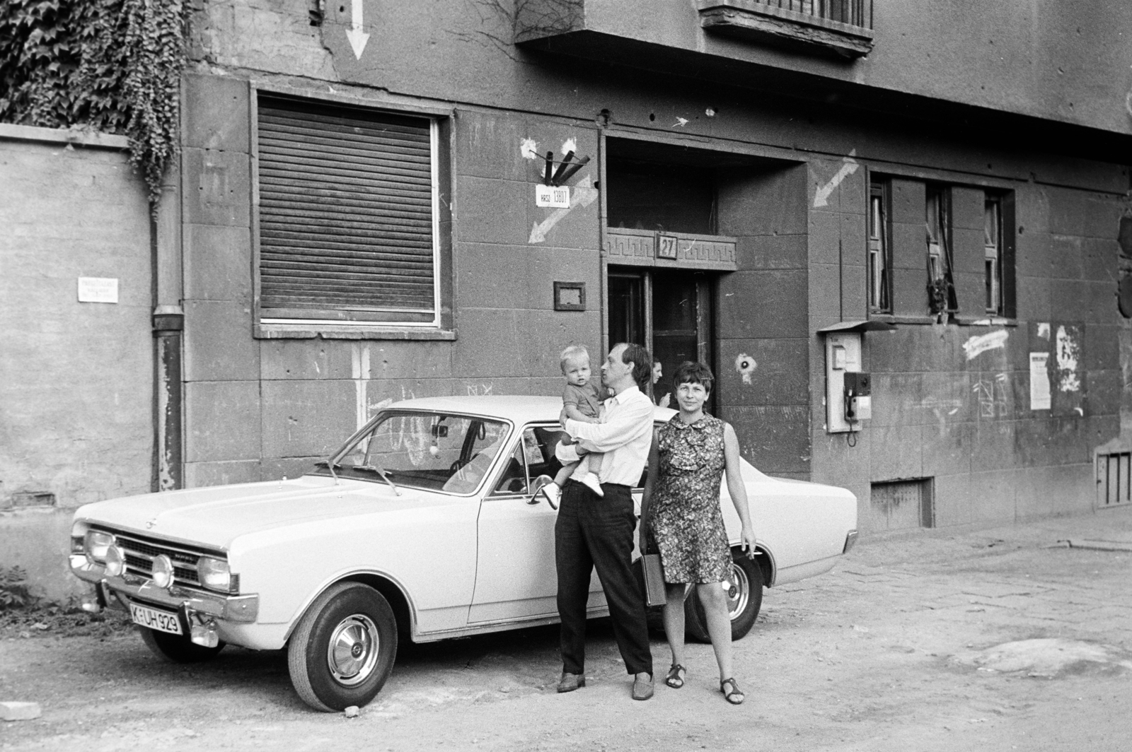 Magyarország, Budapest II., a felvétel a Fazekas utca 27. számú ház előtt készült., 1975, Kohut család, Budapest, Opel Rekord C, Fortepan #269451