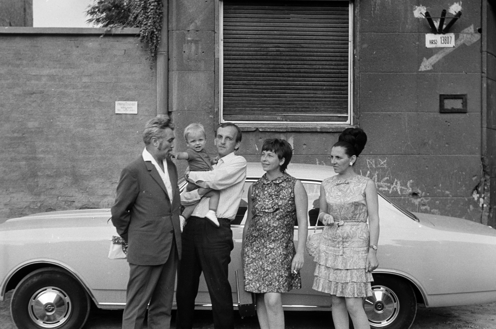 Magyarország, Budapest II., a felvétel a Fazekas utca 27. számú ház előtt készült., 1975, Kohut család, Best of, Budapest, Opel Rekord C, Opel-márka, Fortepan #269452