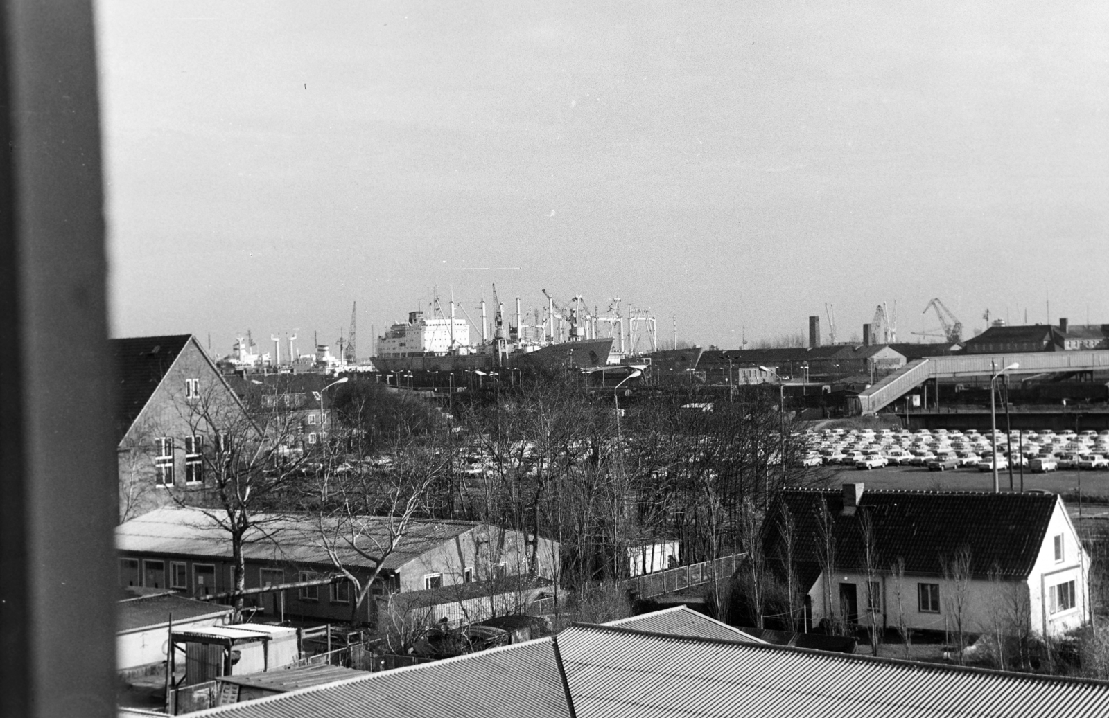 Németország, Rostock,Warnemünde, szemben a kikötő, jobb szélen a Warnemünde-Werft vasútállomás gyalogos felüljárója., 1975, Kohut család, Fortepan #269458