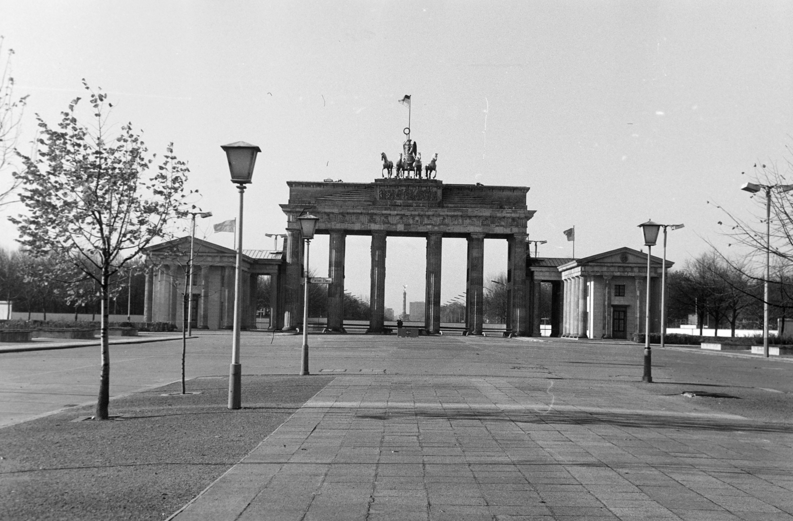 Németország, Berlin, Kelet-Berlin, Pariser Platz, Brandenburgi kapu., 1975, Kohut család, NDK, Berlini fal, Kelet-Berlin, Fortepan #269459