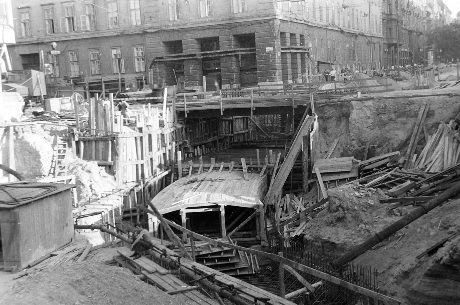 Hungary, Budapest IX., Üllői út – Nagykörút kereszteződés, az aluljáró építése. Szemben az egykori Kilián laktanya épülete., 1971, Kohut család, Budapest, Fortepan #269465