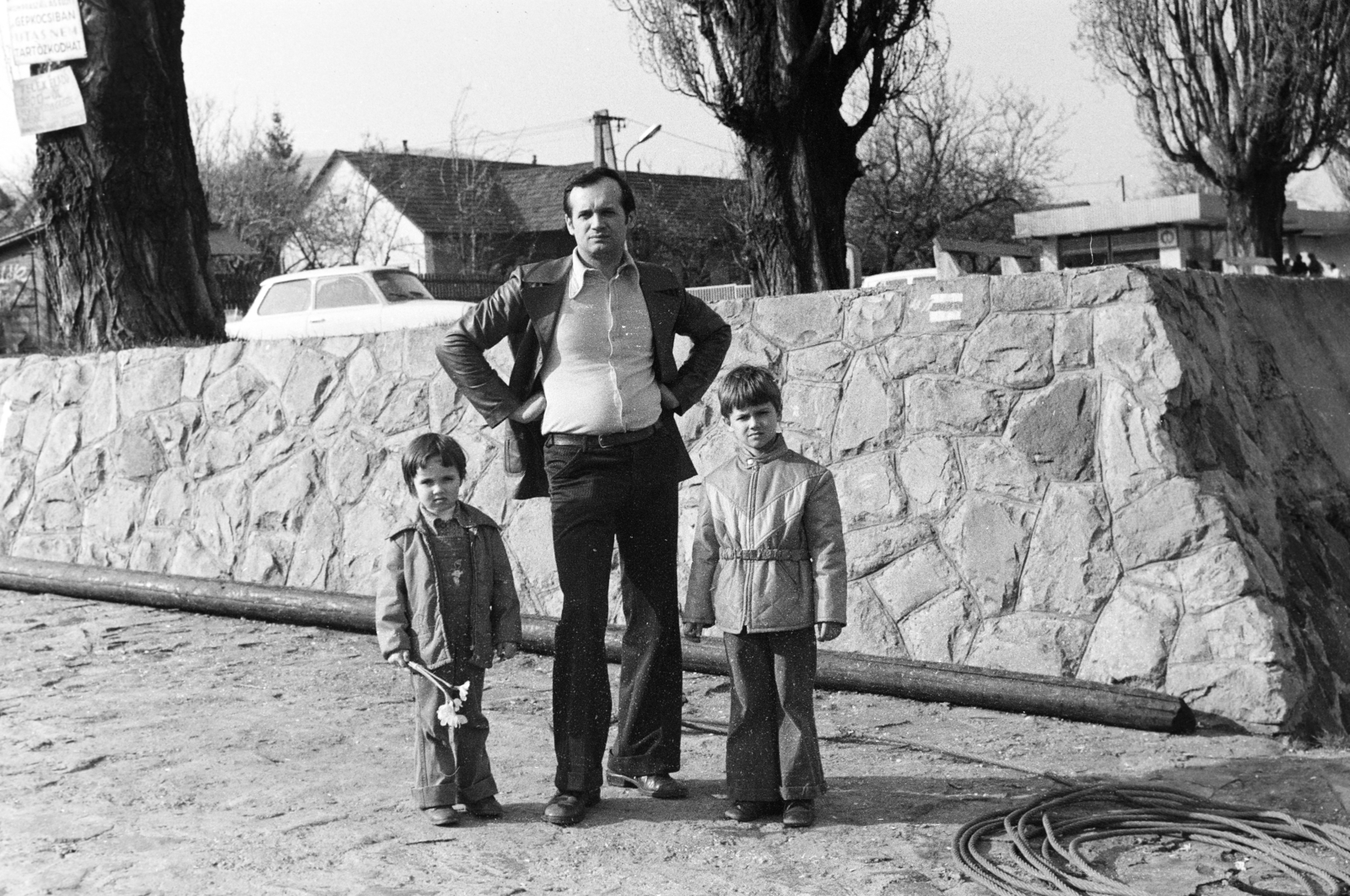 Hungary,Danube Bend, Nagymaros, Duna-part, a felvétel a Nagymaros és Visegrád között közlekedő komp kikötőjénél készült., 1973, Kohut család, kids, akimbo, Fortepan #269469