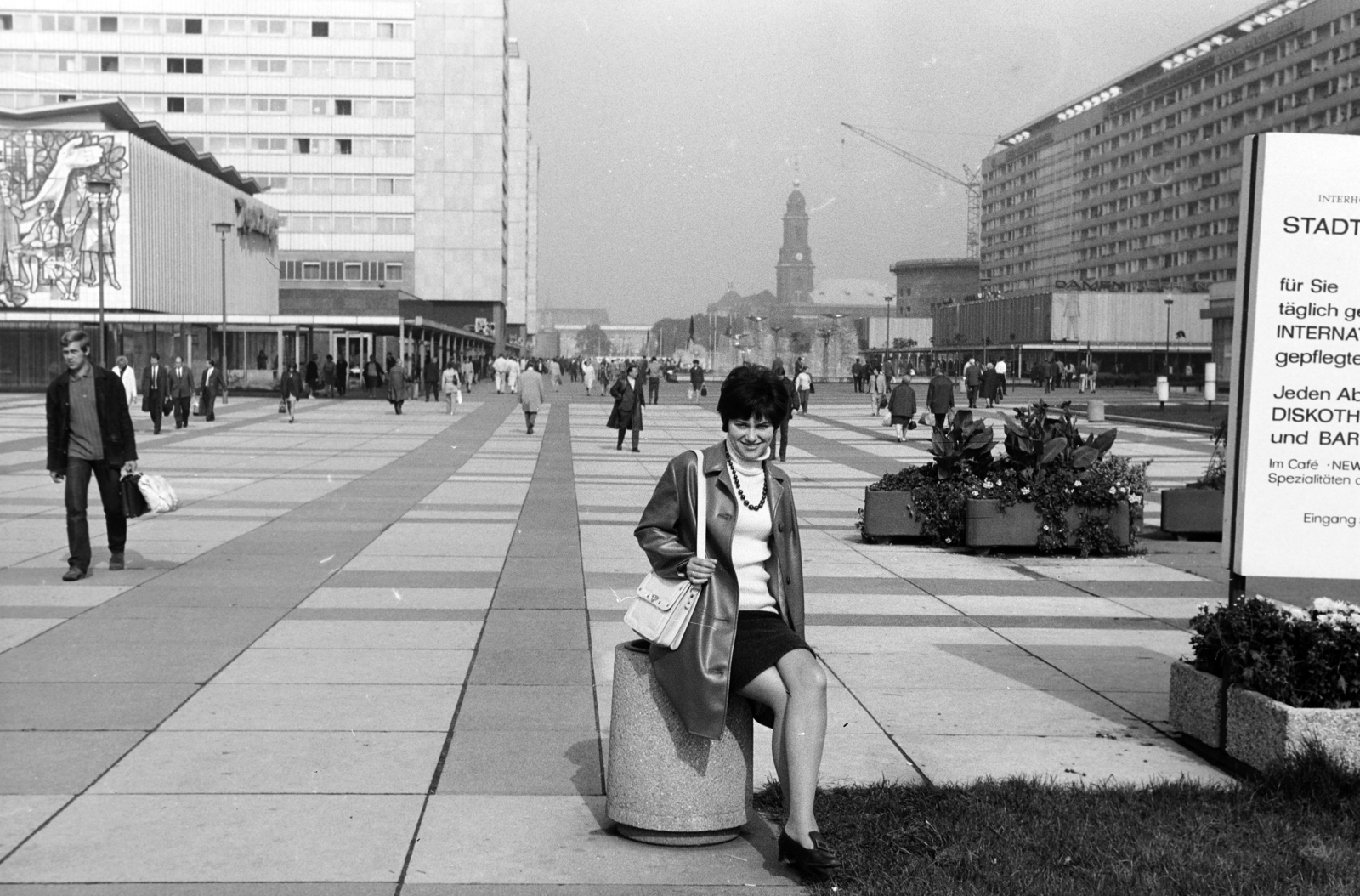Germany, Dresden, Prager Strasse, balra az Interhotel Bastei és étterme. Szemben a Kreuzkirche, jobbra a Rundkino építkezése látszik., 1970, Kohut család, GDR, Fortepan #269472