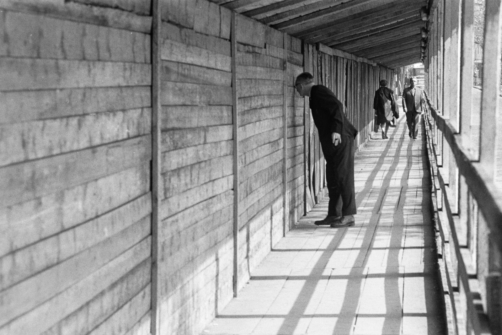 1970, Középületépítő Vállalat - Kreszán Albert - Koczka András - Kemecsei József, peeking, Best of, Fortepan #269475