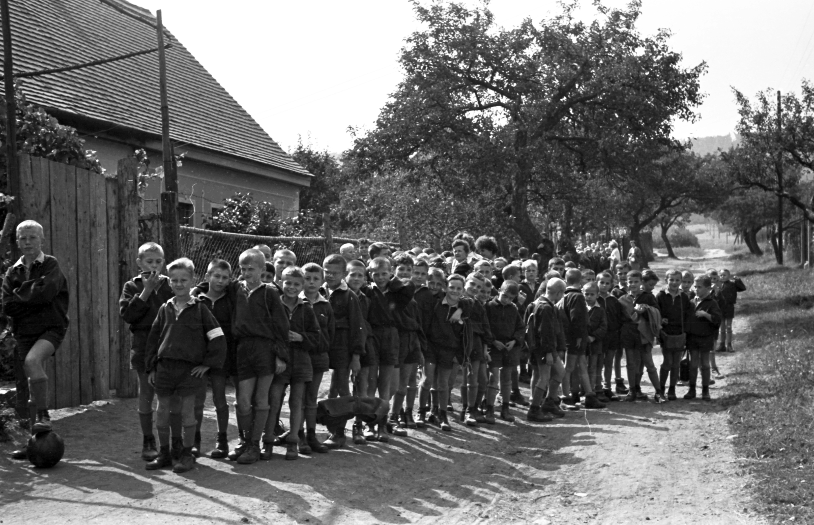 Hungary, Kőszeg, Hermina utca., 1958, Baráth Endre, boys, tableau, dirt road, Fortepan #26949