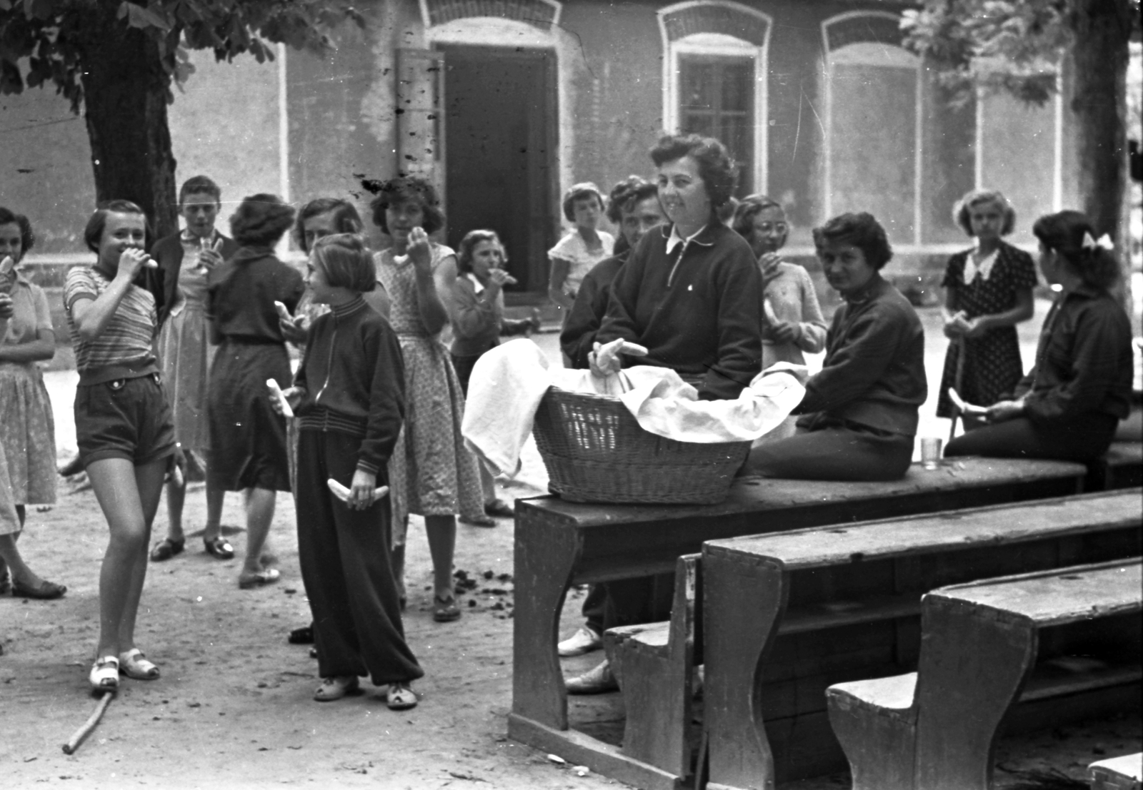 Hungary, Balatonberény, MÁV nevelőintézetek nyári gyermeküdültetése., 1956, Baráth Endre, girls, bench, snacks, basket, Fortepan #26950