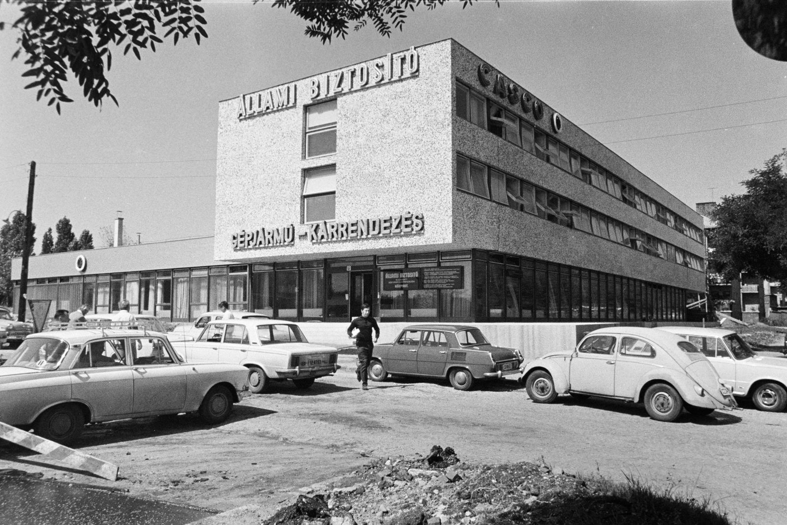 Hungary, Budapest XI., Hamzsabégi út 60., az Ál­lami Biztosító Budapesti Gépjárműkárrendezési Központ kárfelvevő helye., 1971, Középületépítő Vállalat - Kreszán Albert - Koczka András - Kemecsei József, number plate, Budapest, Volkswagen Beetle, Fortepan #269501