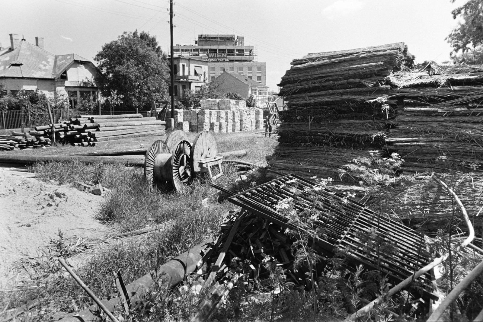 Hungary, Budapest XI., előtérben a Rimaszombati úti kollégium építési területe, háttérben a Budaörsi út 88-90. szám alatti Hotel Wien építkezése., 1971, Középületépítő Vállalat - Kreszán Albert - Koczka András - Kemecsei József, Budapest, Fortepan #269504