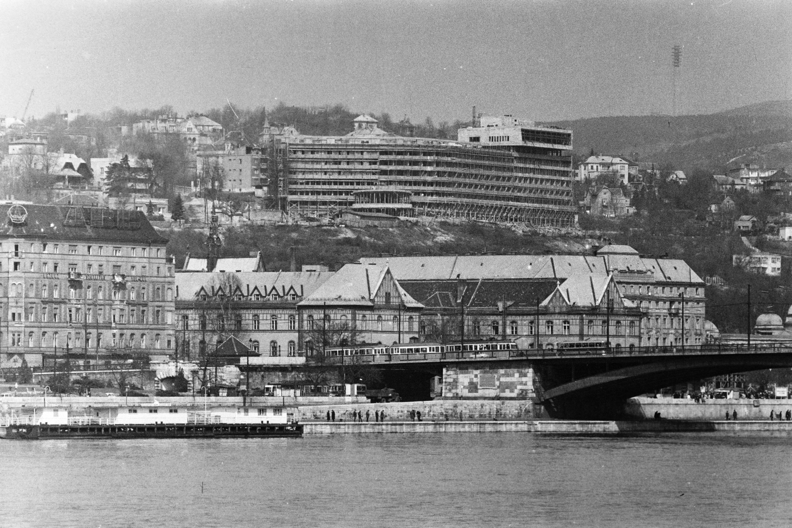 Hungary, Budapest II., a Margit híd budai hídfője Pest felől nézve. Jobbra az ORFI (később Budai Irgalmasrendi Kórház) épülete, fenn a Rózsdombon az épülő SZOT szálló látható., 1970, Középületépítő Vállalat - Kreszán Albert - Koczka András - Kemecsei József, Budapest, Fortepan #269511