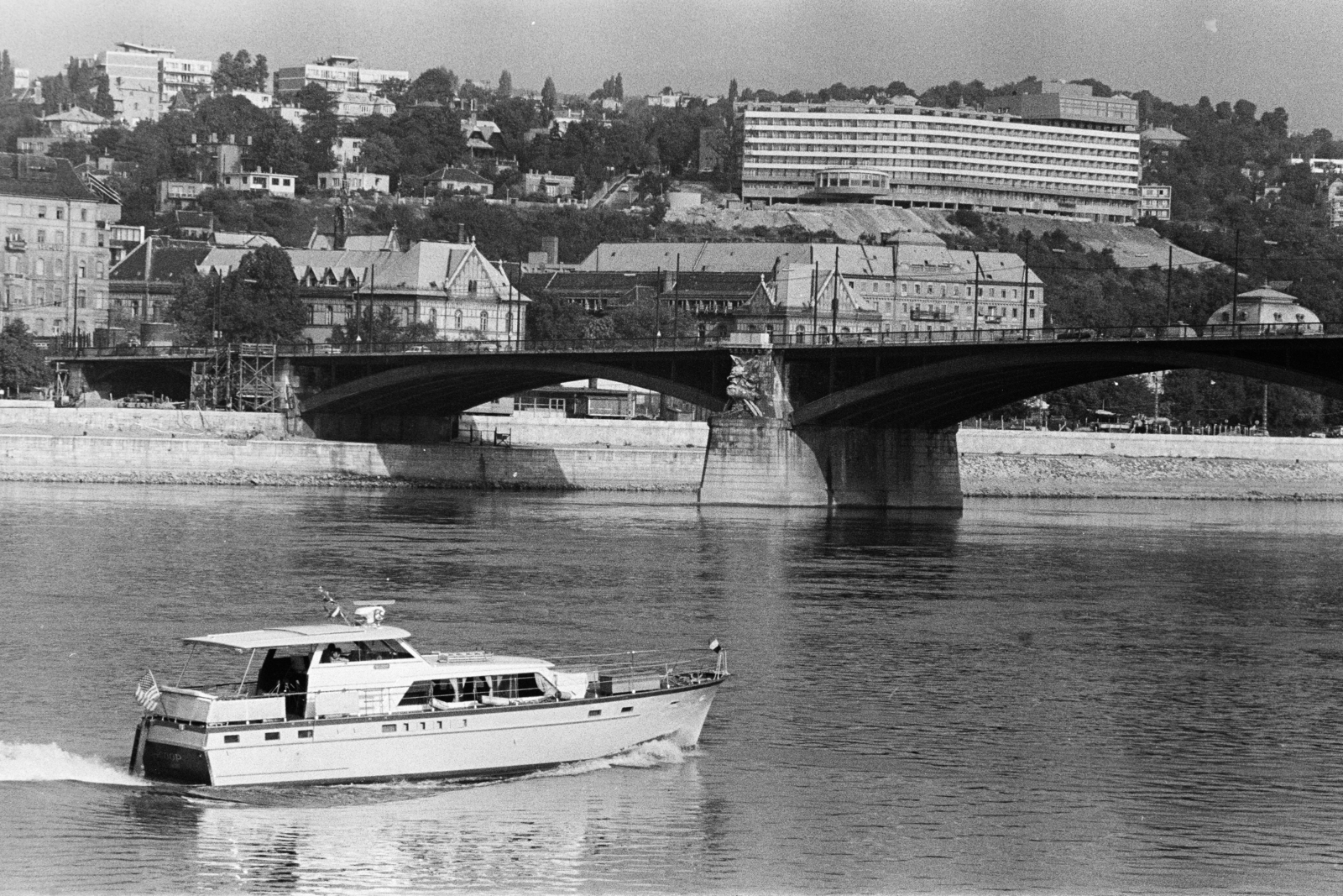 Hungary, Budapest II., a Margit híd budai hídfője Pest felől nézve. Jobbra az ORFI (később Budai Irgalmasrendi Kórház) épülete, fenn a Rózsdombon a SZOT szálló látható., 1971, Középületépítő Vállalat - Kreszán Albert - Koczka András - Kemecsei József, Budapest, yacht, Fortepan #269512