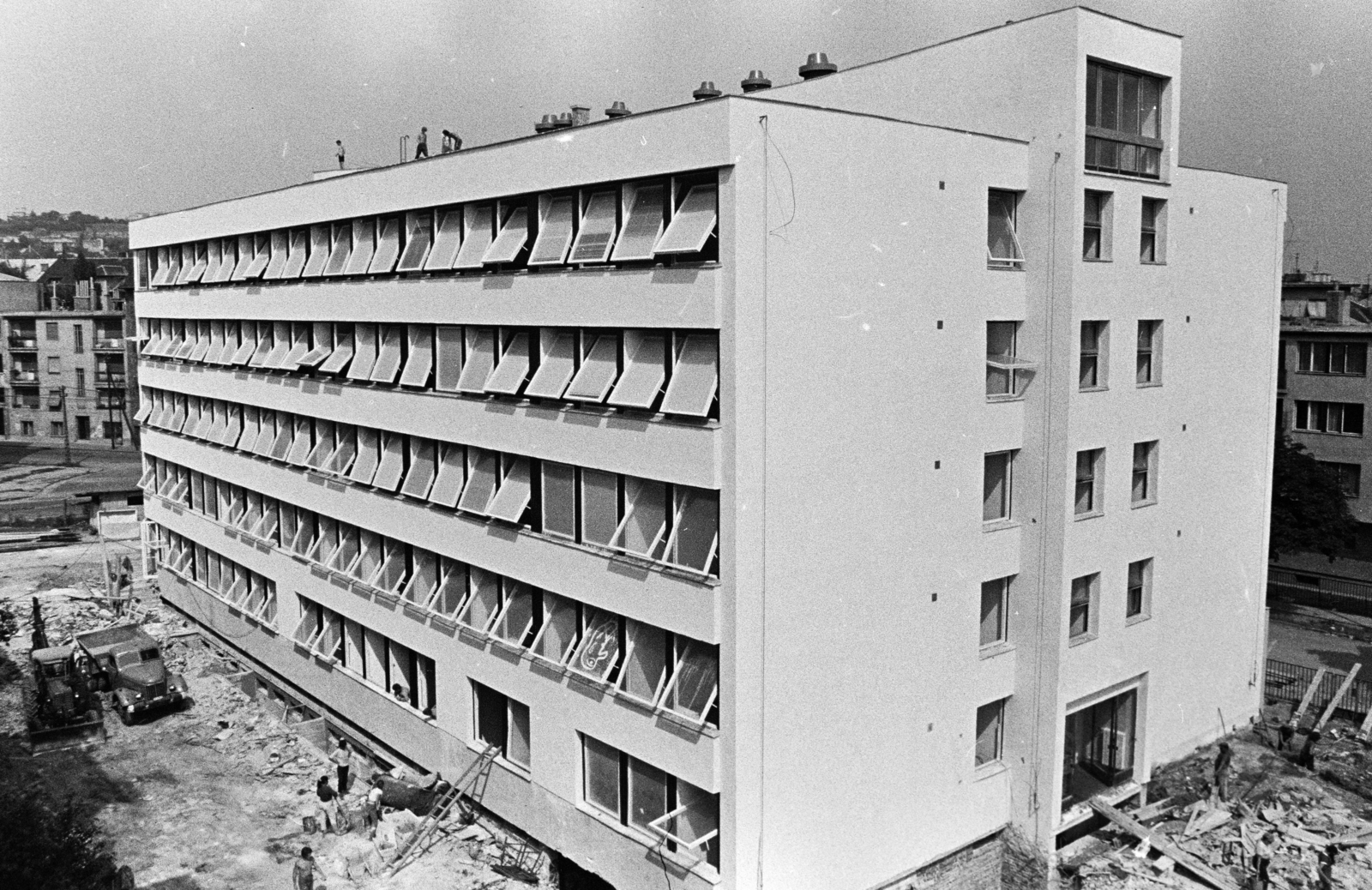 Hungary, Budapest XI., Bocskai út - Laufenauer utca sarok, a Szövetkezetek Országos Szövetsége (SZÖVOSZ) kollégiumának építése a Kereskedelmi és Vendéglátóipari Főiskola hallgatói számára (később a Budapesti Gazdasági Egyetem Kereskedelmi, Vendéglátóipari és Idegenforgalmi Kar Lengyel Gyula Kollégiuma)., 1971, Középületépítő Vállalat - Kreszán Albert - Koczka András - Kemecsei József, Budapest, Fortepan #269515
