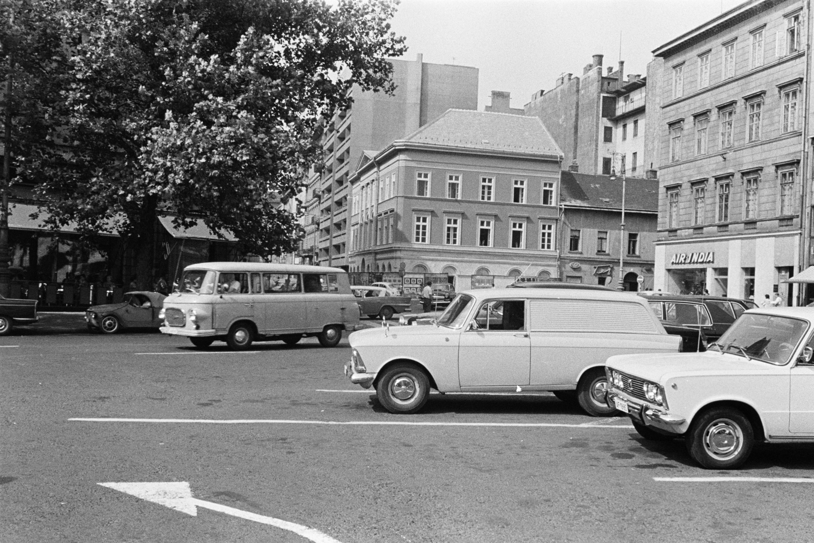 Hungary, Budapest V., Vörösmarty tér a József nádor tér felé nézve, középen jobbra a Harmincad utca., 1971, Középületépítő Vállalat - Kreszán Albert - Koczka András - Kemecsei József, Budapest, Fortepan #269521