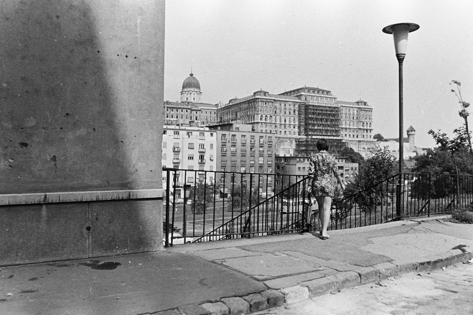 Hungary, Budapest I., Gellérthegy utca az Orvos lépcsőnél, háttérben a Budavári Palota (korábban Királyi Palota)., 1970, Középületépítő Vállalat - Kreszán Albert - Koczka András - Kemecsei József, Budapest, Fortepan #269525