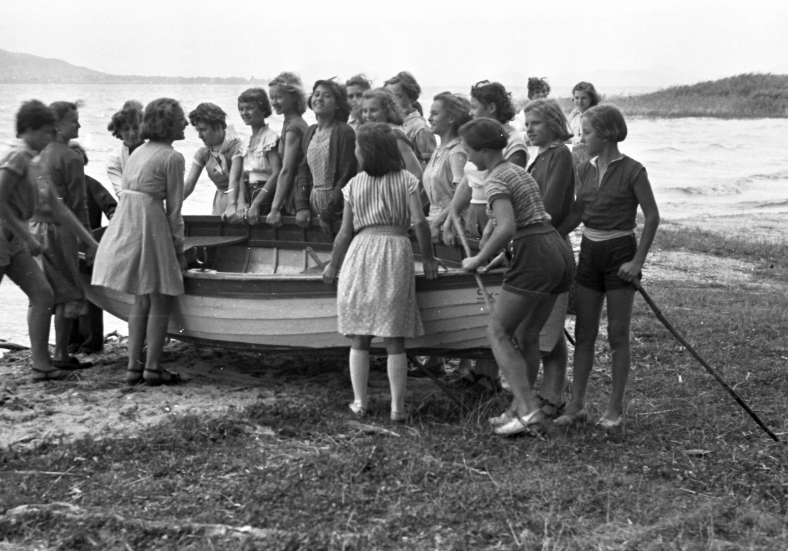 Hungary, Balatonberény, MÁV nevelőintézetek nyári gyermeküdültetése., 1956, Baráth Endre, boat, Best of, girls, Fortepan #26953