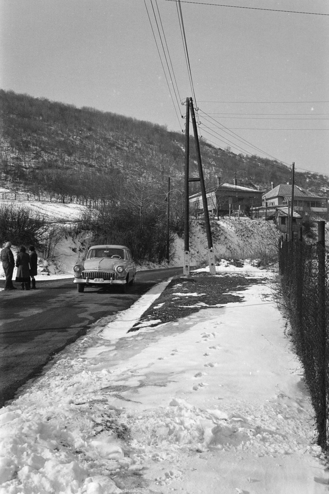 Magyarország, Óbuda, Budapest III., Remetehegyi út, háttérben a Mátyás-hegy., 1975, Középületépítő Vállalat - Kreszán Albert - Koczka András - Kemecsei József, Budapest, GAZ M21 Volga, Fortepan #269530