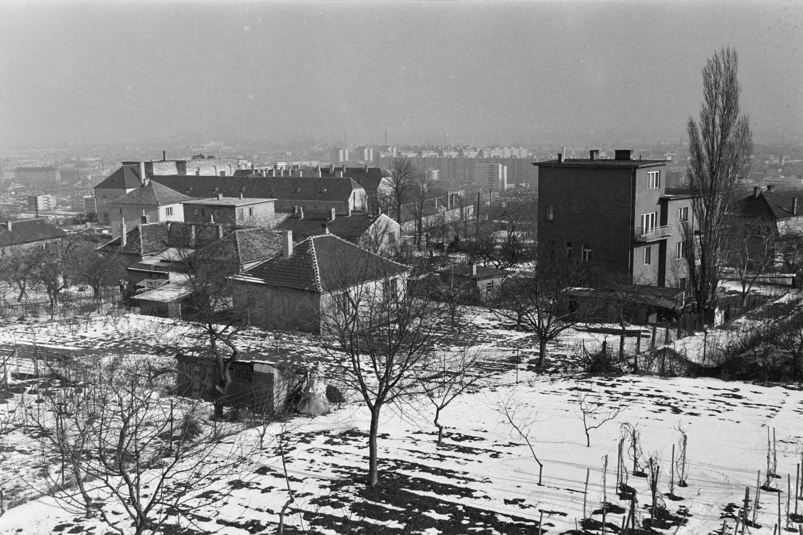 Magyarország, Óbuda, Budapest III., kilátás a Remetehegyi út és Toboz utca sarkáról, középen balra a Kiscelli Múzeum (az egykori Schmidt kastély), jobbra a modern társasház a Kolostor út 26., 1975, Középületépítő Vállalat - Kreszán Albert - Koczka András - Kemecsei József, Budapest, Fortepan #269531