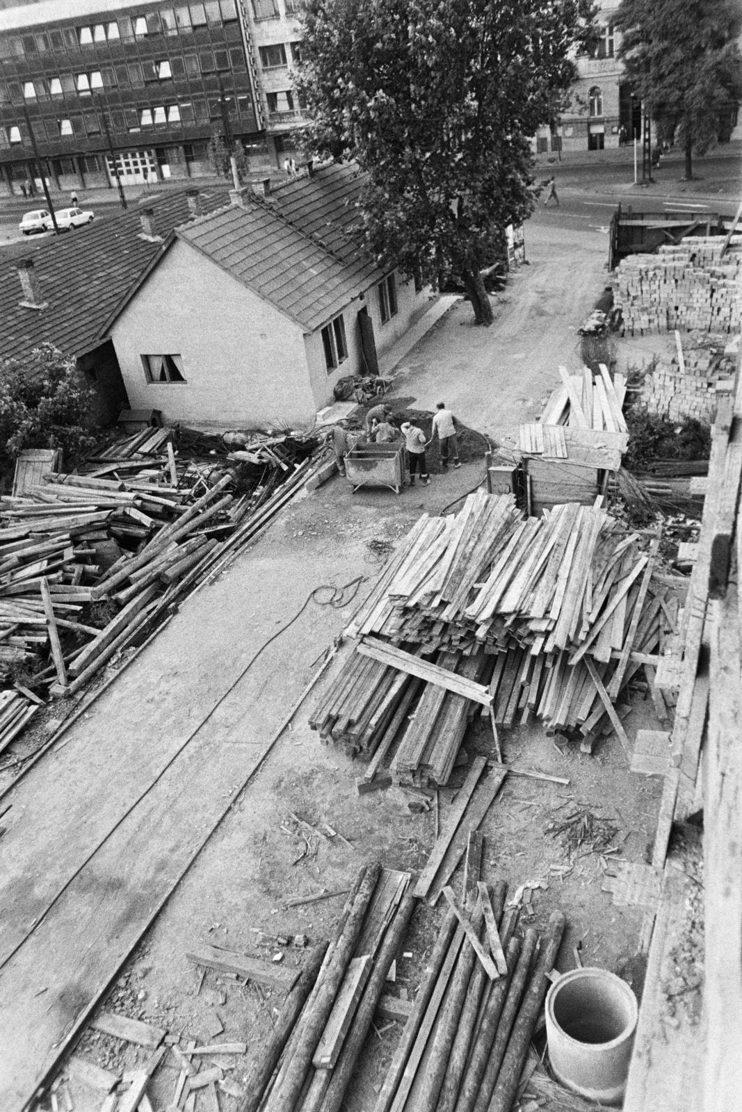 Hungary, Budapest XIV., Thököly út 97-101., a Pest Megyei Bíróság építkezése, háttérben a Hungária körút, balra a Telefongyár épülete., 1970, Középületépítő Vállalat - Kreszán Albert - Koczka András - Kemecsei József, Budapest, Fortepan #269532