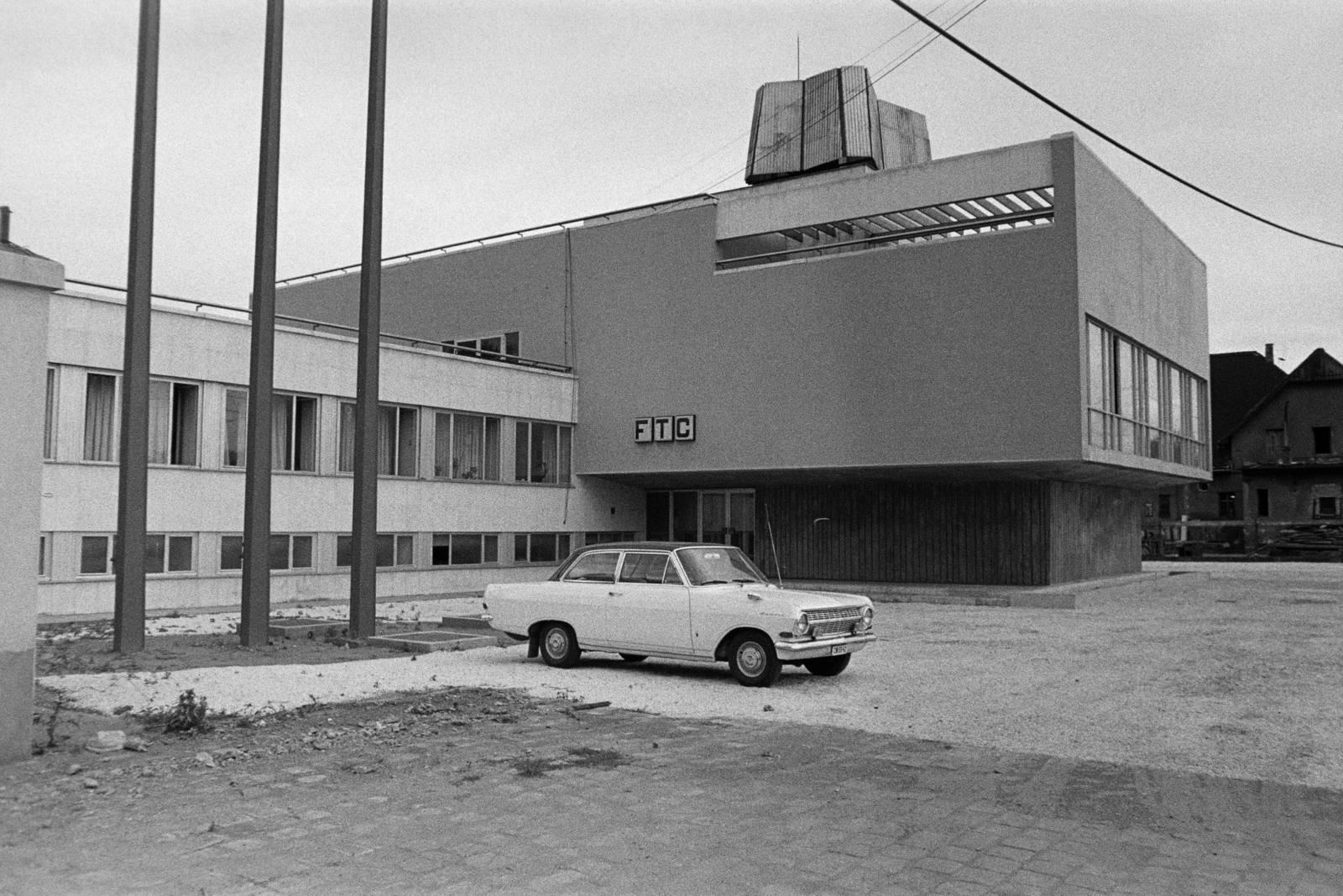 Magyarország, Budapest IX., az FTC Üllői úti klubházának Könyves Kálmán körút felőli homlokzata., 1974, Középületépítő Vállalat - Kreszán Albert - Koczka András - Kemecsei József, Best of, rendszám, Opel Rekord A, Budapest, Fortepan #269538