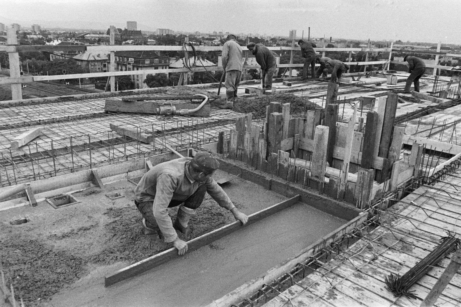 Hungary, Budapest XIV., Thököly út 97-101., a Pest Megyei Bíróság építkezése. A fakorlát mögött, balra a Mexikói út mellett álló házak láthatók., 1970, Középületépítő Vállalat - Kreszán Albert - Koczka András - Kemecsei József, Budapest, Fortepan #269539