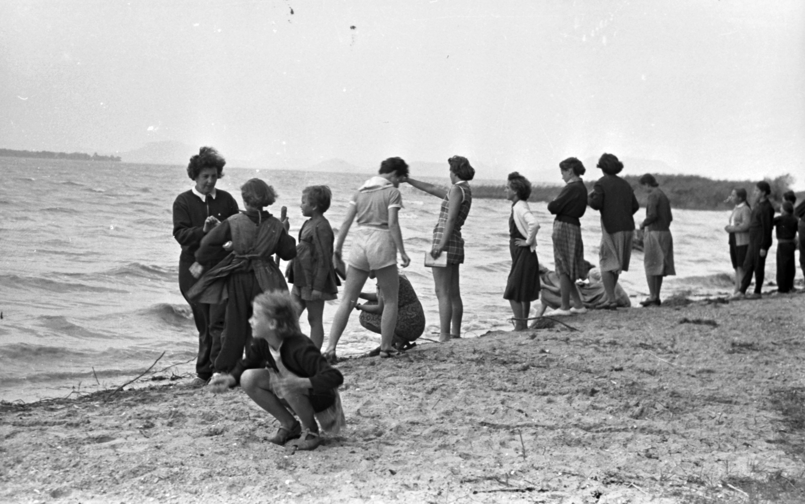 Hungary, Balatonberény, MÁV nevelőintézetek nyári gyermeküdültetése., 1956, Baráth Endre, shore, wave, Fortepan #26954