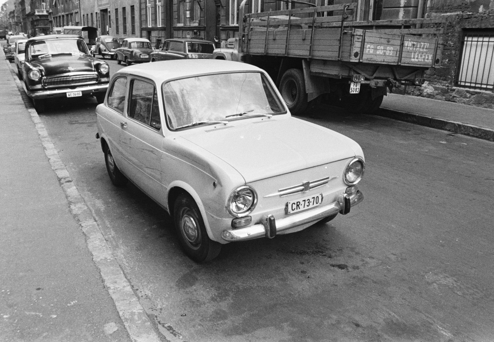 Hungary, Budapest VI., Rózsa (Rózsa Ferenc) utca, háttérben középen a 92-es számú ház látható., 1970, Középületépítő Vállalat - Kreszán Albert - Koczka András - Kemecsei József, Fiat-brand, commercial vehicle, Csepel-brand, M21 Wolga, Volkswagen Beetle, Budapest, Fortepan #269545