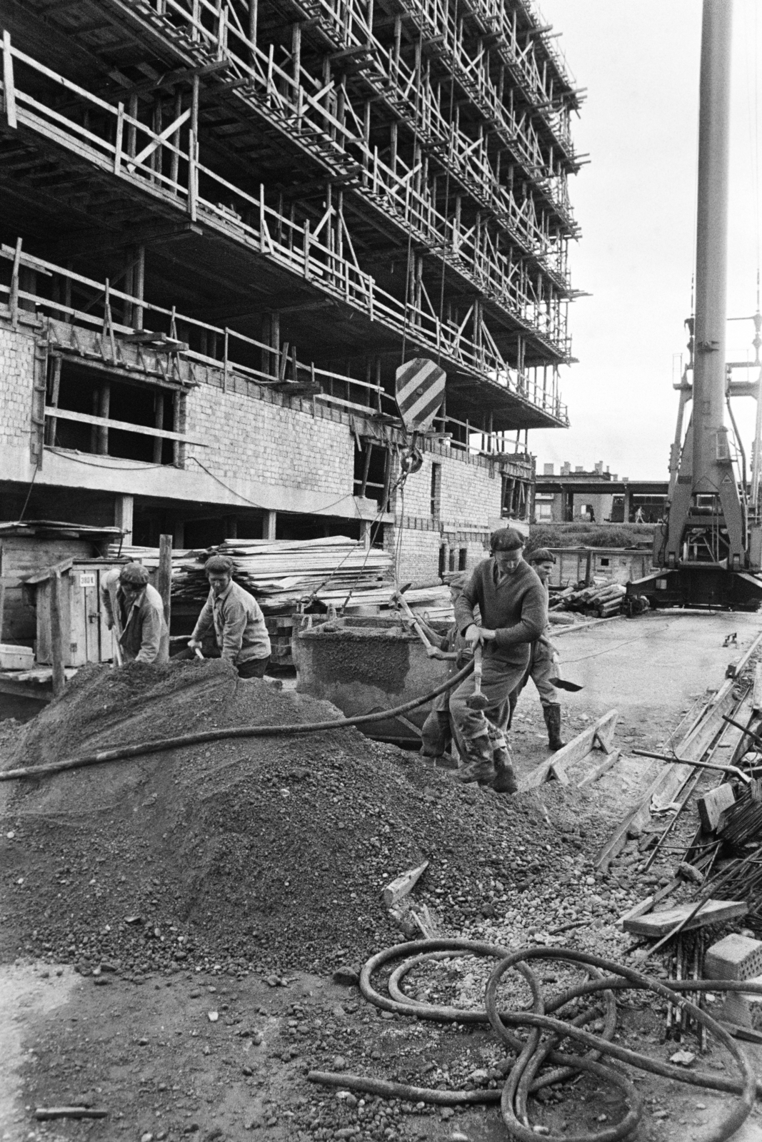 Hungary, Budapest XIV., Thököly út 97-101., a Pest Megyei Bíróság építkezése., 1970, Középületépítő Vállalat - Kreszán Albert - Koczka András - Kemecsei József, construction, Budapest, Fortepan #269547