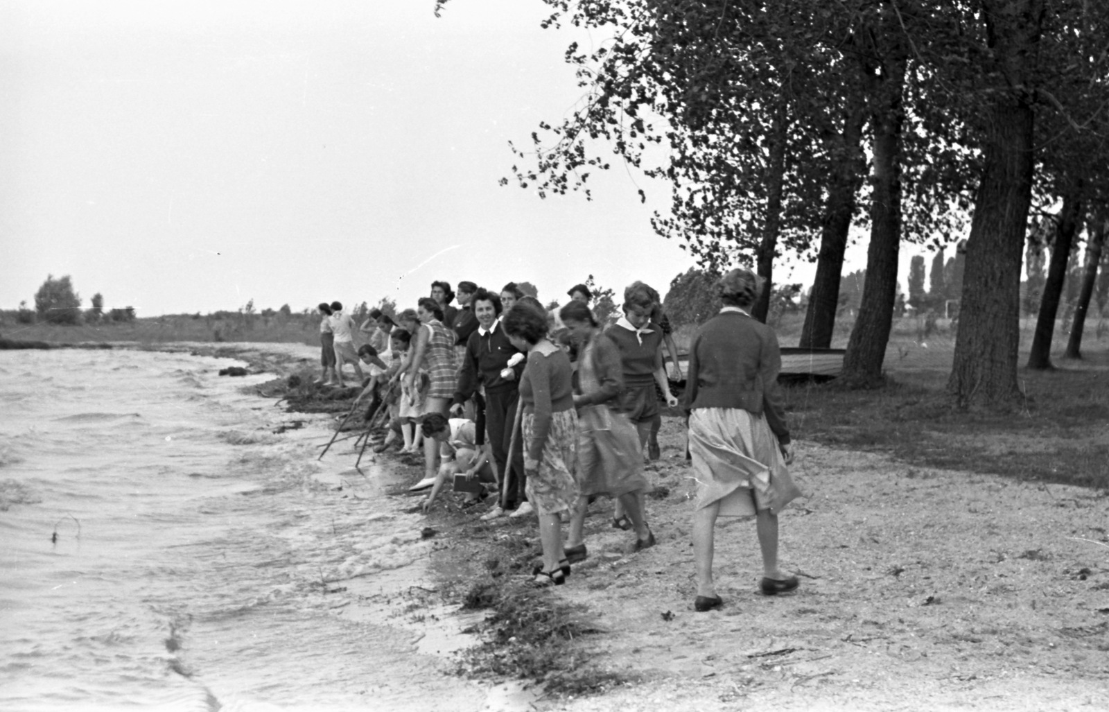 Hungary, Balatonberény, MÁV nevelőintézetek nyári gyermeküdültetése., 1956, Baráth Endre, girls, shore, Fortepan #26955