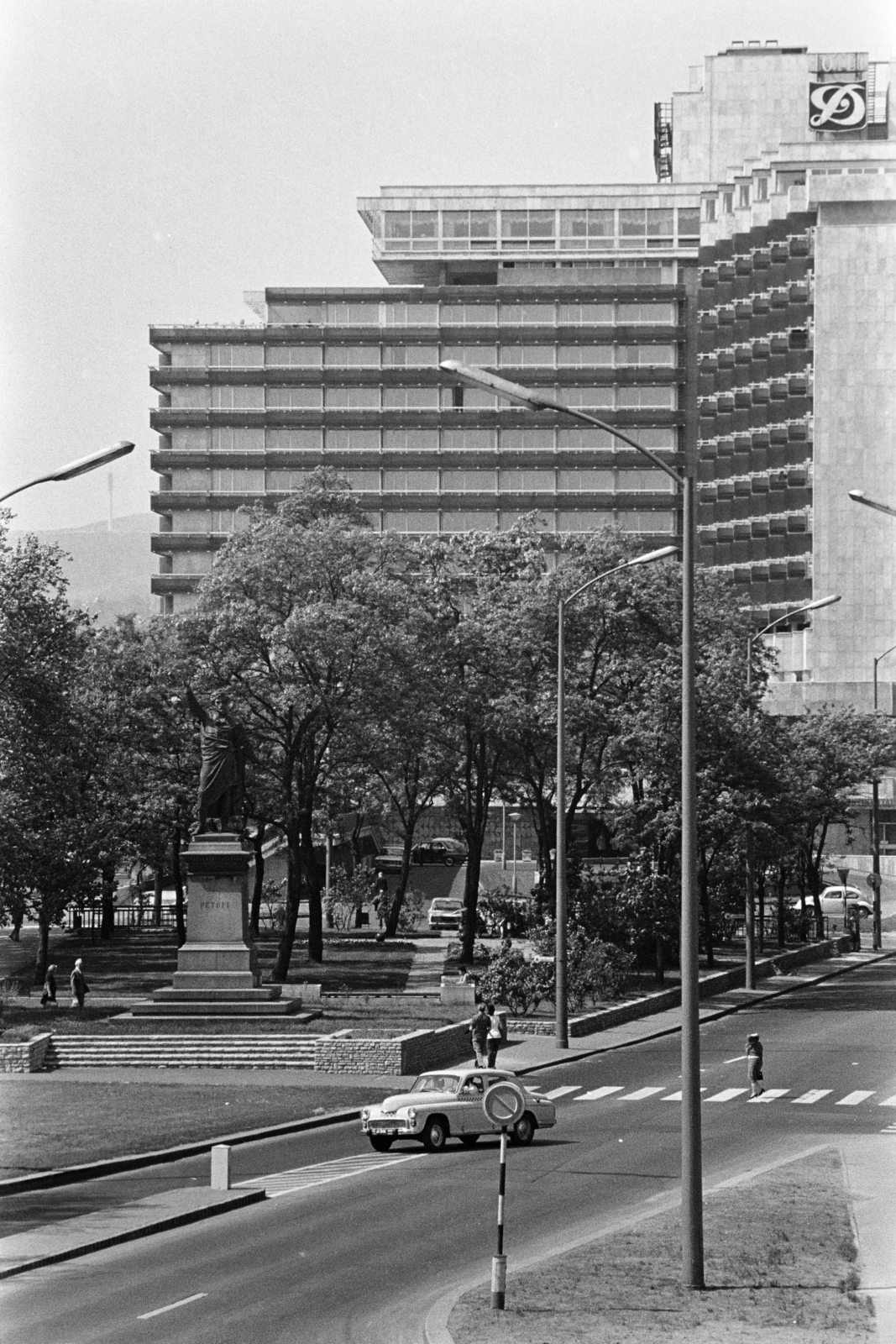 Hungary, Budapest V., Petőfi tér, háttérben a Hotel Duna Intercontinental., 1971, Középületépítő Vállalat - Kreszán Albert - Koczka András - Kemecsei József, Budapest, Fortepan #269552
