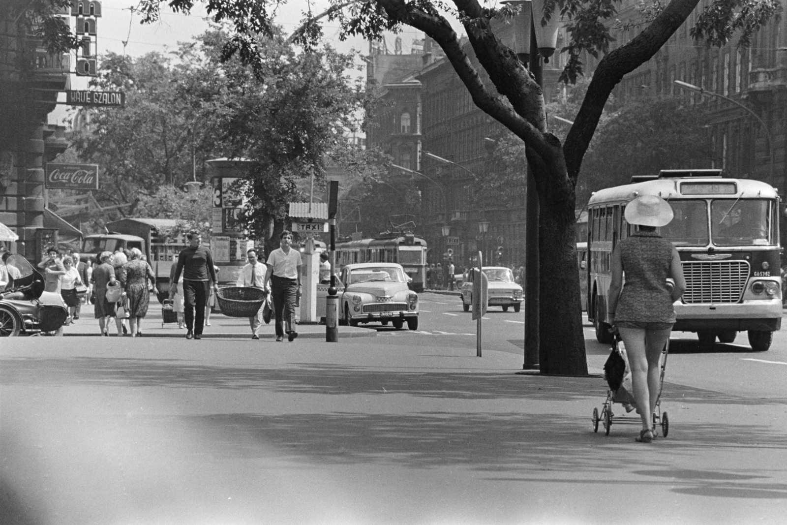 Hungary, Budapest XIII.,Budapest V., a Szent István körút a Vígszínház előtt., 1971, Középületépítő Vállalat - Kreszán Albert - Koczka András - Kemecsei József, Best of, Budapest, Fortepan #269553