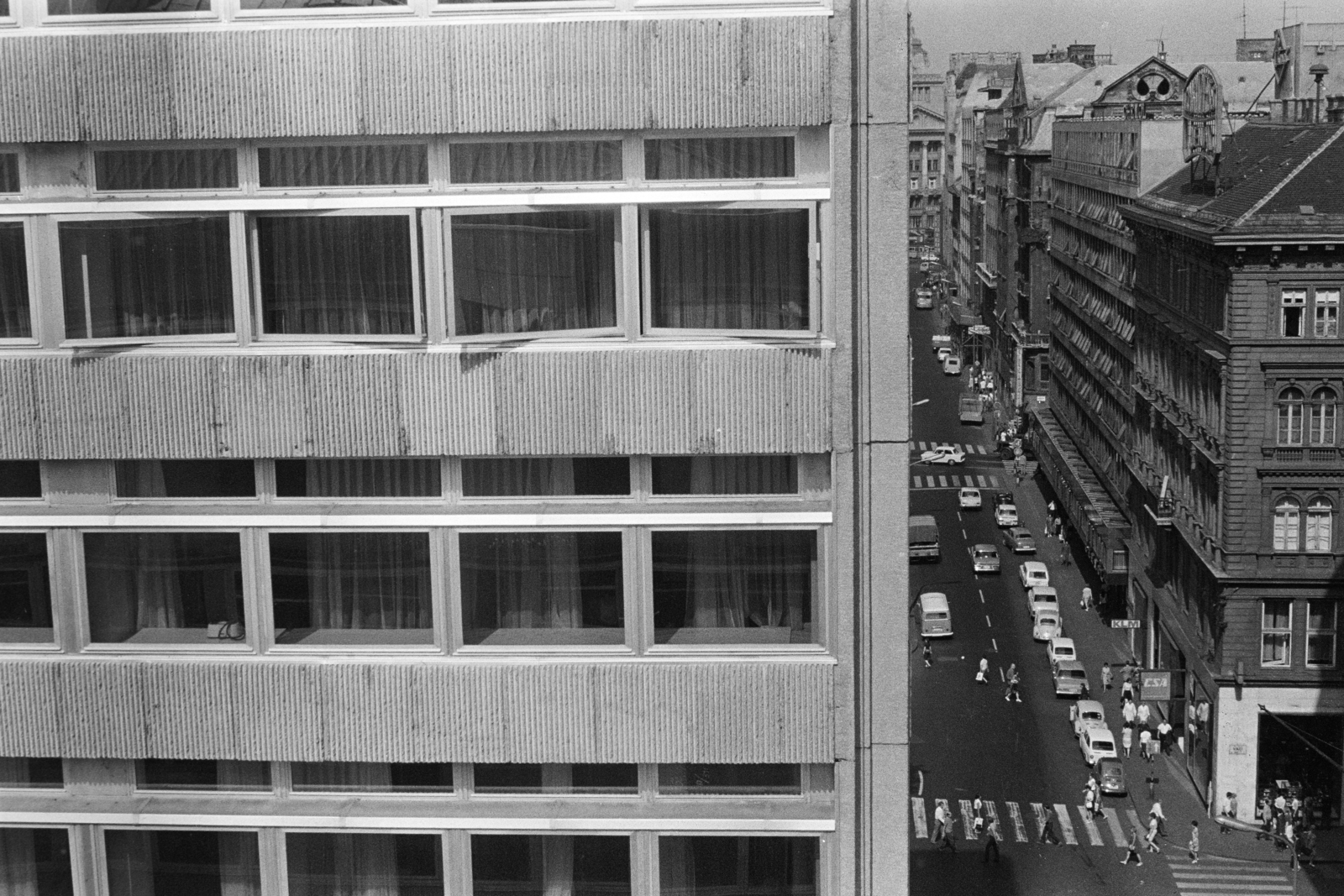 Magyarország, Budapest V., rálátás a Vörösmarty téri ORI (Országos Rendező Iroda) székházára, jobb oldalon a Deák Ferenc utca Váci utca - Deák Ferenc tér közötti házsora, távolban az Anker-ház látható., 1973, Középületépítő Vállalat - Kreszán Albert - Koczka András - Kemecsei József, Budapest, gyalogátkelő, utcakép, Best of, Fortepan #269554