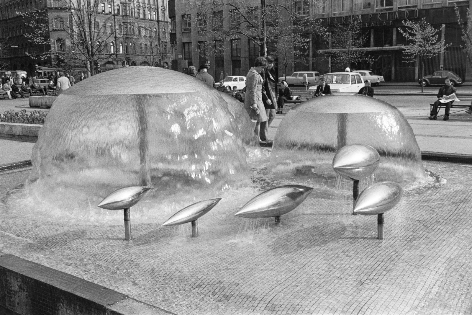 Magyarország, Budapest VIII., Blaha Lujza tér, a szökőkút Fekete Dániel munkája (1968)., 1970, Középületépítő Vállalat - Kreszán Albert - Koczka András - Kemecsei József, Budapest, modern művészet, Best of, Fortepan #269558