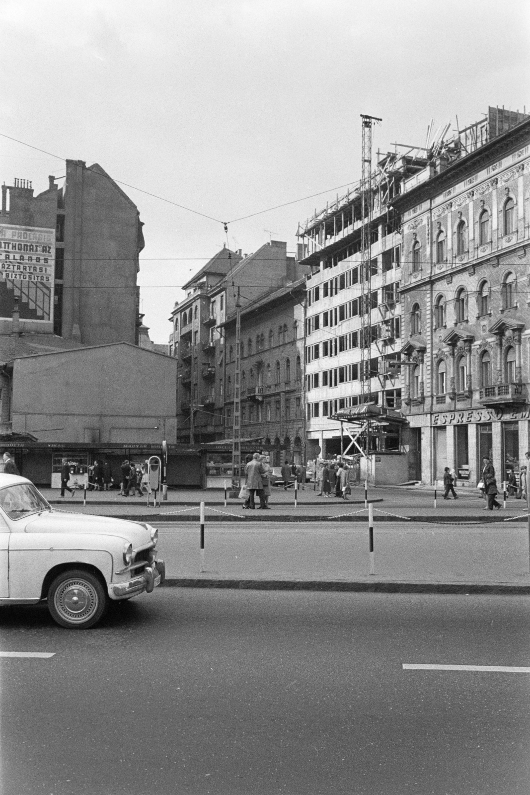 Hungary, Budapest VIII.,Budapest VII., Rákóczi út a Blaha Lujza térnél, a felvétel a 7-es busz megállójában készült. Szemben az Akácfa utca 3. szám alatti EMKE Szálloda építkezése látható.
, 1972, Középületépítő Vállalat - Kreszán Albert - Koczka András - Kemecsei József, Budapest, Fortepan #269559