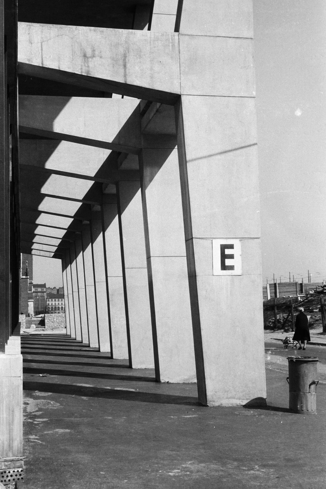 Hungary, Budapest XI., Egry József utca, a felvétel a Budapesti Műszaki Egyetem (később Budapesti Műszaki és Gazdaságtudományi Egyetem) E épülete előtt készült., 1967, Középületépítő Vállalat - Kreszán Albert - Koczka András - Kemecsei József, Budapest University of Technology, Budapest, Fortepan #269587
