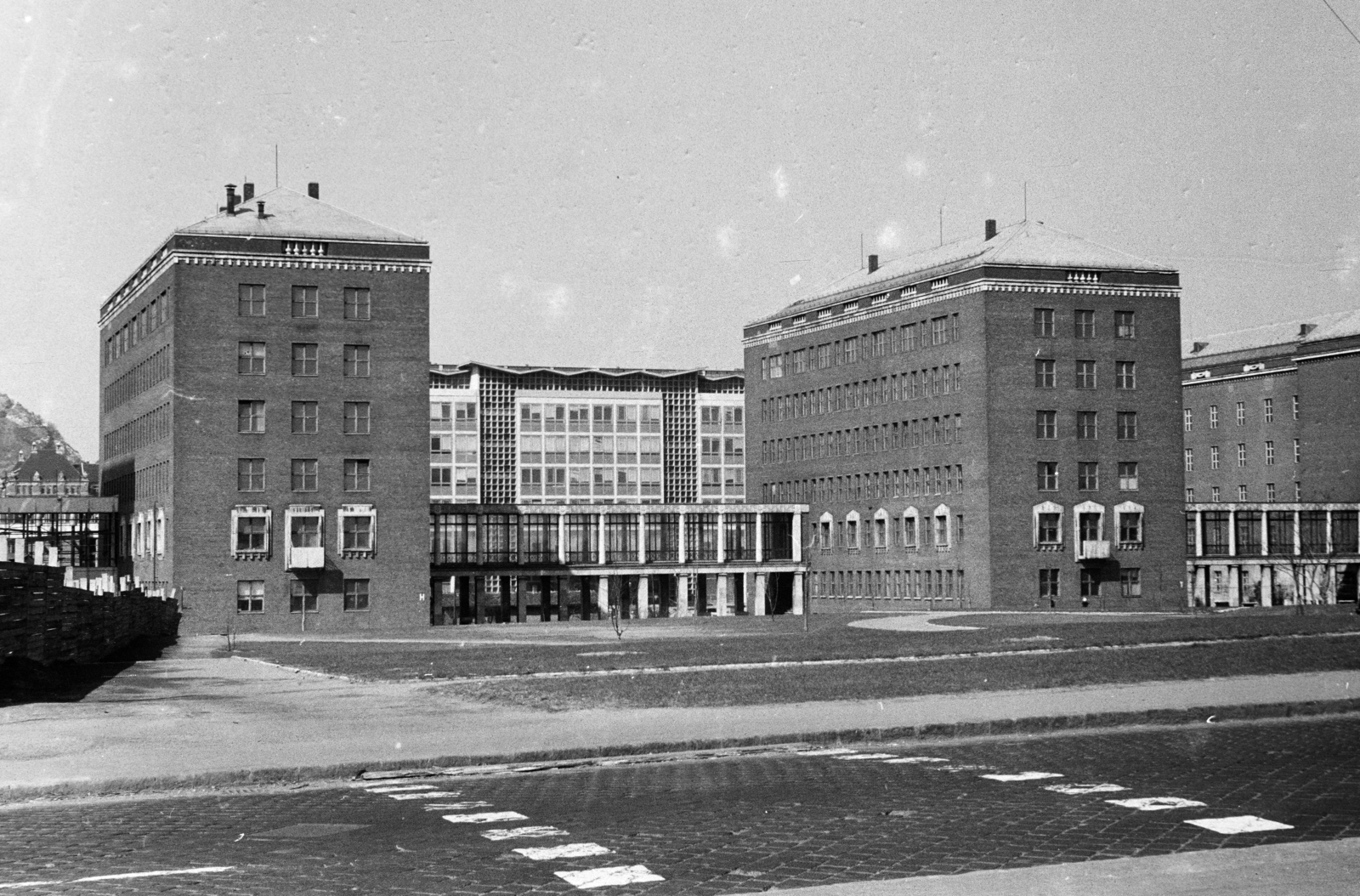 Hungary, Budapest XI., Goldmann György tér a Petőfi híd budai hídfőjénél, szemben a Budapesti Műszaki Egyetem (később Budapesti Műszaki és Gazdaságtudományi Egyetem) épületei., 1966, Középületépítő Vállalat - Kreszán Albert - Koczka András - Kemecsei József, Budapest University of Technology, Budapest, Fortepan #269589