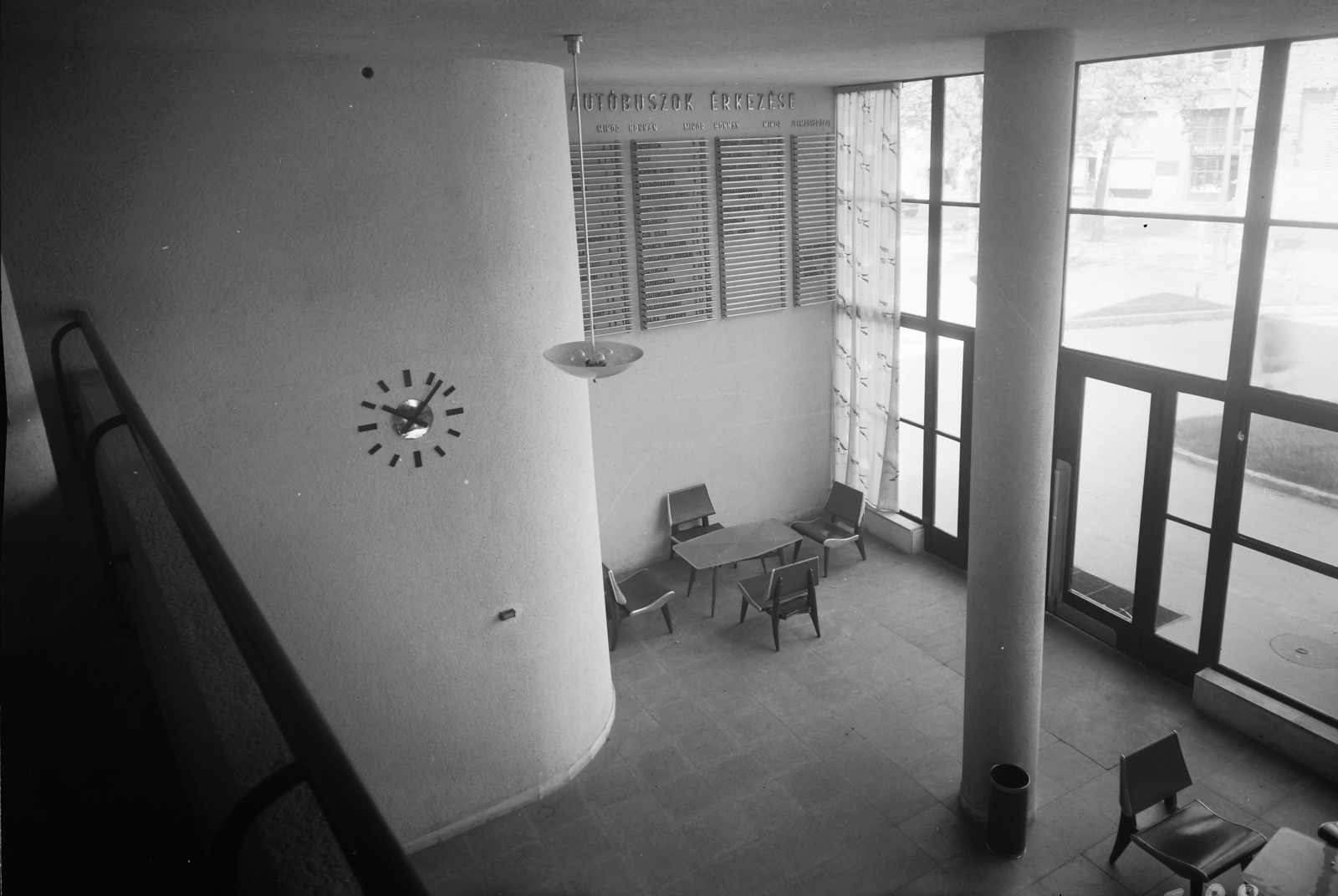 Hungary, Budapest V., Erzsébet (Sztálin) tér, MÁVAUT autóbusz-pályaudvar, utasváró., 1949, UVATERV, watch, interior, waiting room, Budapest, István Nyiri-design, Fortepan #26959