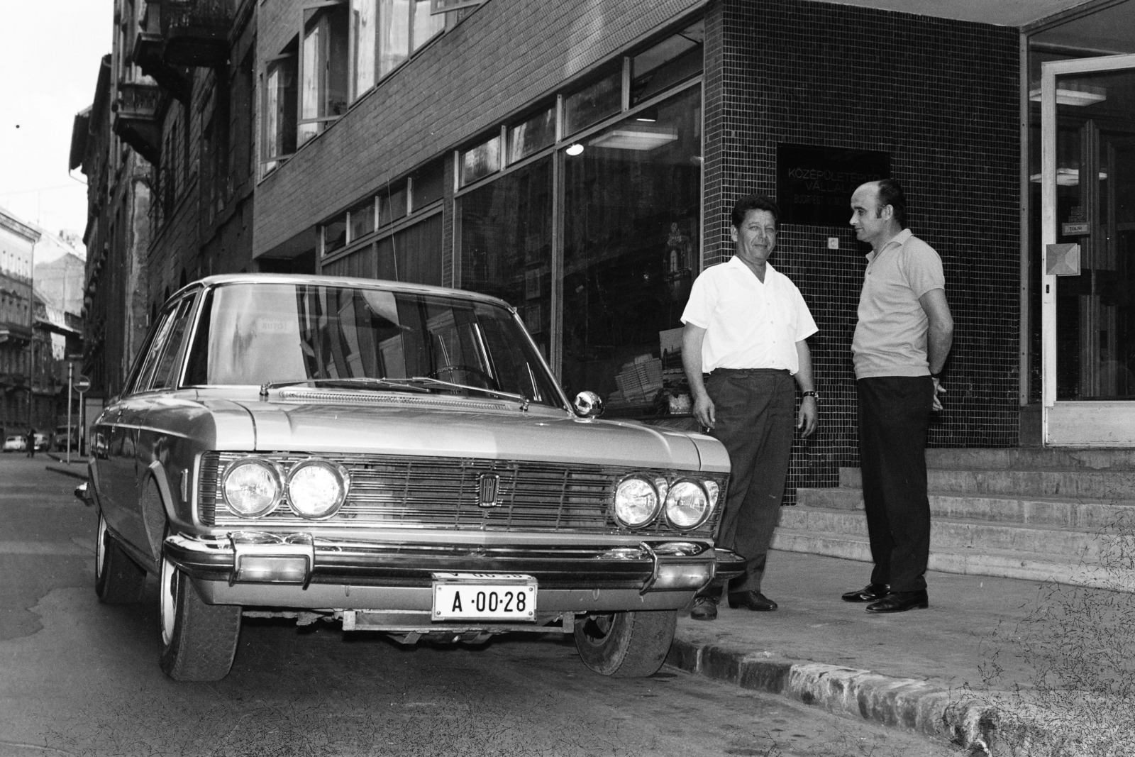 Hungary, Budapest V., Molnár utca 19., a felvétel a Középületépítő Vállalat székháza előtt készült., 1973, Középületépítő Vállalat - Kreszán Albert - Koczka András - Kemecsei József, Fiat-brand, number plate, Budapest, Fortepan #269593