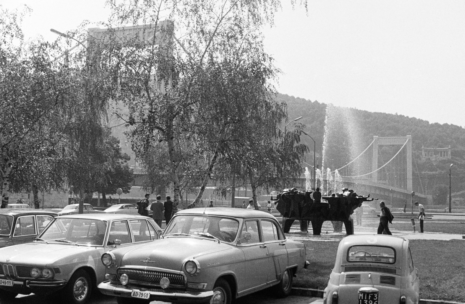 Hungary, Budapest V., Március 15. tér, Barbárok harca a rómaiakkal szökőkút / szoborcsoport Tar István szobrászművész alkotása (1971). Háttérben az Erzsébet híd., 1973, Középületépítő Vállalat - Kreszán Albert - Koczka András - Kemecsei József, number plate, BMW E3, Budapest, Fortepan #269594