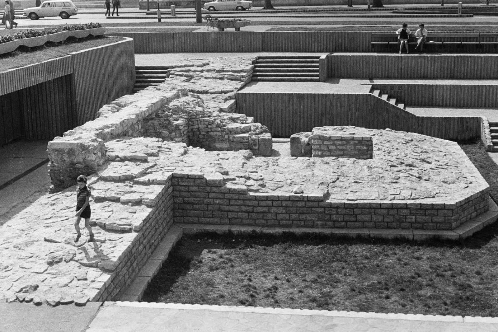 Hungary, Budapest V., Március 15. tér, a római romterület (Contra-aquincum) bemutatóhely., 1973, Középületépítő Vállalat - Kreszán Albert - Koczka András - Kemecsei József, Budapest, Fortepan #269595