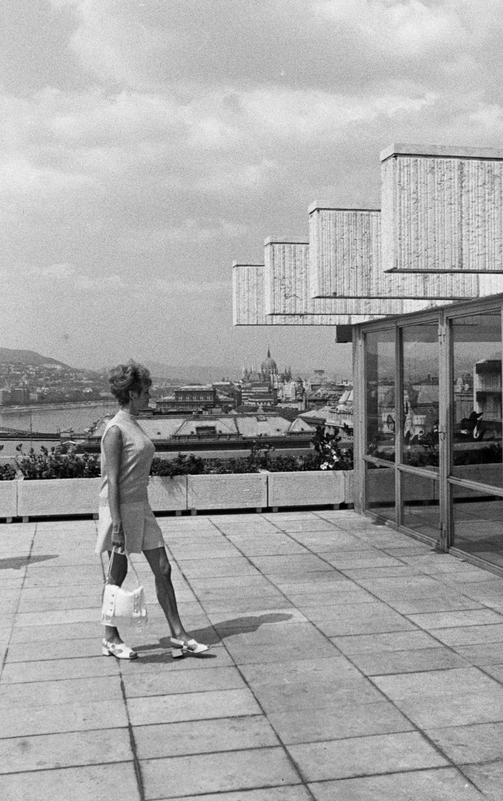 Hungary, Budapest V., a Hotel Duna Intercontinental tetőterasza, háttérben a Parlament., 1973, Középületépítő Vállalat - Kreszán Albert - Koczka András - Kemecsei József, Budapest, Fortepan #269598