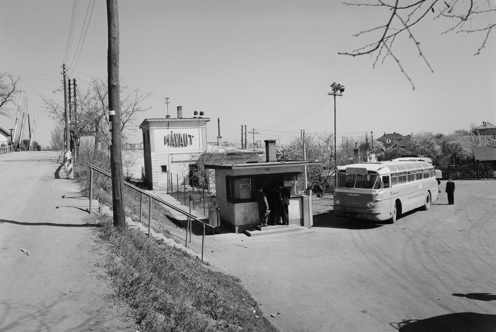 Hungary, Érd, autóbusz-állomás., 1961, UVATERV, bus, railing, Ikarus-brand, MÁVAUT-organisation, stairs, barrier, chimney, aerial wire, speaker, telegraph-pole, Fortepan #2696
